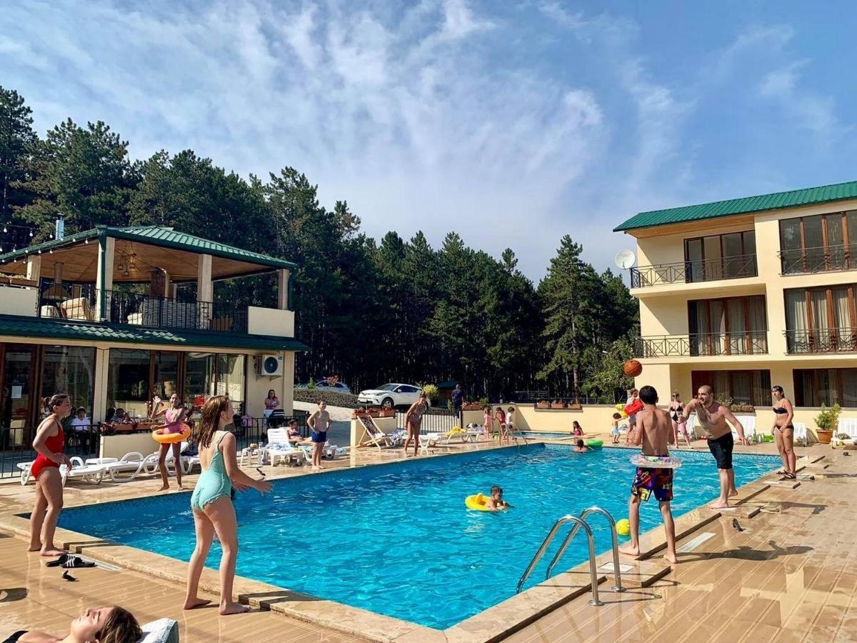 Hotel Surami Exterior foto